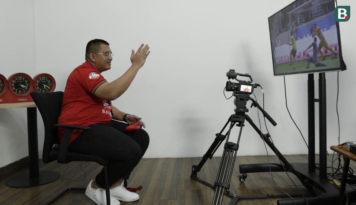 Ketua Umum The Jakmania, Diky Soemarno, saat bermain FIFA 20 di Kantor KLY, Gondangdia, Kamis (25/6/2020). Acara bertajuk BOLA Esports Challenge ini mempertemukan pemain Persija dengan The Jakmania pada pertandingan  FIFA 20. (Bola.com/M Iqbal Ichsan)