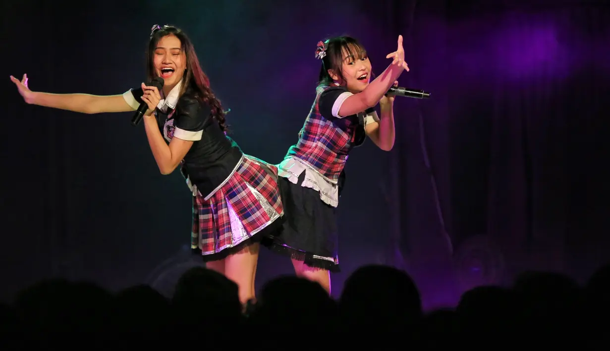 Acara Valentine Event 2018 digelar pada Rabu 14 Februari 2018 mulai pukul 19.00 WIB. Acara berlangsung di Theater JKT48 di FX Sudirman, Jakarta. Para fans yang hadir mendapatkan cokelat gratis dari member. (Nurwahyunan/Bintang.com)