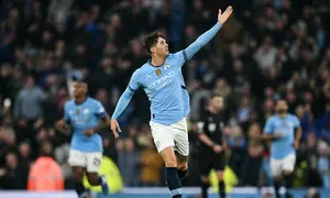 Pemain Manchester City, John Stones, melakukan selebrasi setelah mencetak gol ke gawang Arsenal pada laga Liga Inggris di Stadion Etihad, Minggu (22/09/2024). (AP Photo/Dave Thompson)