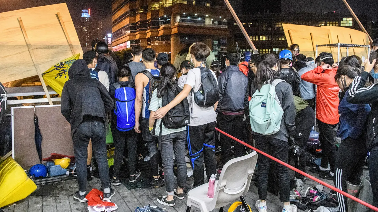 Momen Dramatis Demonstran Hong Kong Kabur dari Kepungan Polisi
