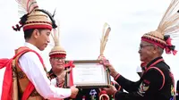 Presiden Joko Widodo atau Jokowi menerima anugerah gelar adat Dayak Lundayeh dalam kunjungan kerja ke Kabupaten Nunukan, Kalimantan Utara, Kamis (19/12/2019). (Biro Pers Sekretariat Presiden)