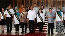 Para pemeran pengganti yang akan melakukan gladi resik telah bersiap memakai baju putih dengan selempang yang menunjukkan jabatan mereka, Jakarta, (19/10/14). (Liputan6.com/Johan Tallo)