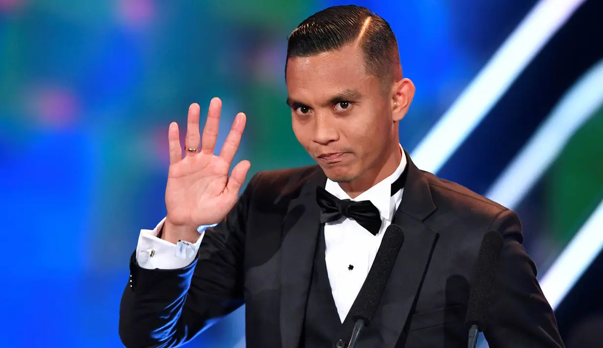 Mohd Faiz Subri menjadi pesepak bola asal Asia pertama dalam sejarah yang berhasil meraih penghargaan FIFA Puskas Award 2016. (AFP/Fabrice Coffrini)