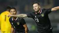 Pemain Timnas Indonesia, Marc Klok melakukan selebrasi usai mencetak gol penyeimbang 1-1 ke gawang Timnas Curacao dalam laga uji coba FIFA Matchday antara Timnas Indonesia menghadapi Curacao di Stadion Gelora Bandung Lautan Api (GBLA), Bandung, Jawa Barat, Sabtu (24/9/2022) malam WIB. (Bola.com/Bagaskara Lazuardi)