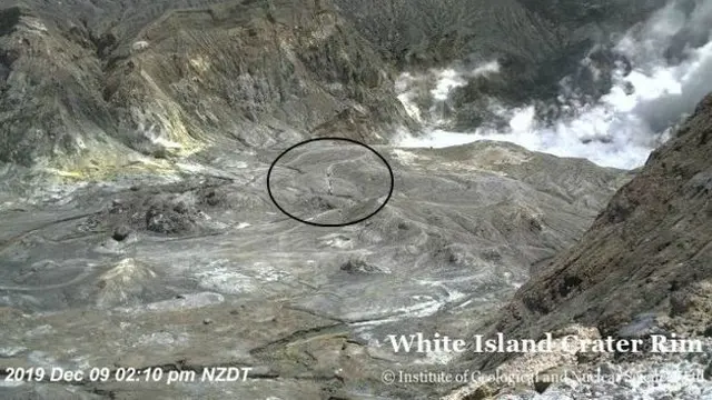 Sekelompok pengunjung (dilingkari) terlihat di dalam kawah sebelum kejadian.