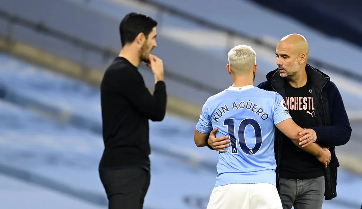 Pemain Manchester City Sergio Aguero (tengah) berbicara dengan pelatih Manchester City Pep Guardiola usai diganti saat menghadapi Arsenal pada pertandingan Liga Premier Inggris di Etihad Stadium, Manchester, Inggris, Sabtu (17/10/2020). Manchester City menang 1-0. (Michael Regan/Pool via AP)
