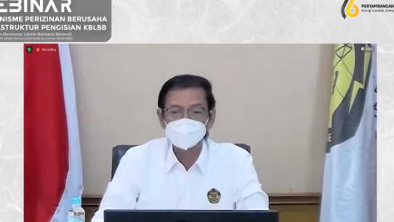 Direktur Jenderal Ketenagalistrikan Rida Mulyana dalam Webinar Mekanisme Perizinan Berusaha Infrastruktur Pengisian Kendaraan Bermotor Listrik Berbasis Baterai (KBLBB). (Dok ESDM)