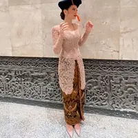 Enzy Storia memilih kebaya brokat panjang beraksen v-neck warna soft pink untuk momen wisudanya. Kebaya tersebut dipadukan dengan rok batik dan high heels. [@enzystoria]