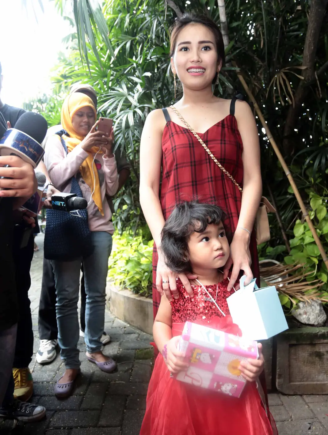 Ayu Ting Ting dan Bilqis Tampil Kompak di Ultah Anak Nia Ramadhani