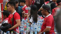 Ribuan suporter mulai memadati area Stadion Utama Gelora Bung Karno, Jakarta, Senin (19/6/2023). Mereka akan menyaksikan laga persahabatan FIFA Matchday antara Timnas Indonesia menghadapi Argentina. (Bola.com/M Iqbal Ichsan)