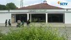 Entah apa pemicunya, tiba-tiba salah seorang laki-laki keluar dari mobil dan menghancurkan kaca masjid setebal enam milimeter menggunakan tangan.