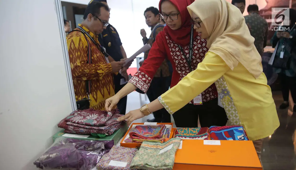 Pengunjung melihat barang gratifikasi yang di pamerkan di hari anti korupsi sedunia di Jakrta, Senin (11/12). KPK akan melelang barang gratifikasi. Lelang akan digelar di Hotel Bidakara, Jakarta, 12 Desember 2017 mendatang. (Liputan6.com/Angga Yuniar)