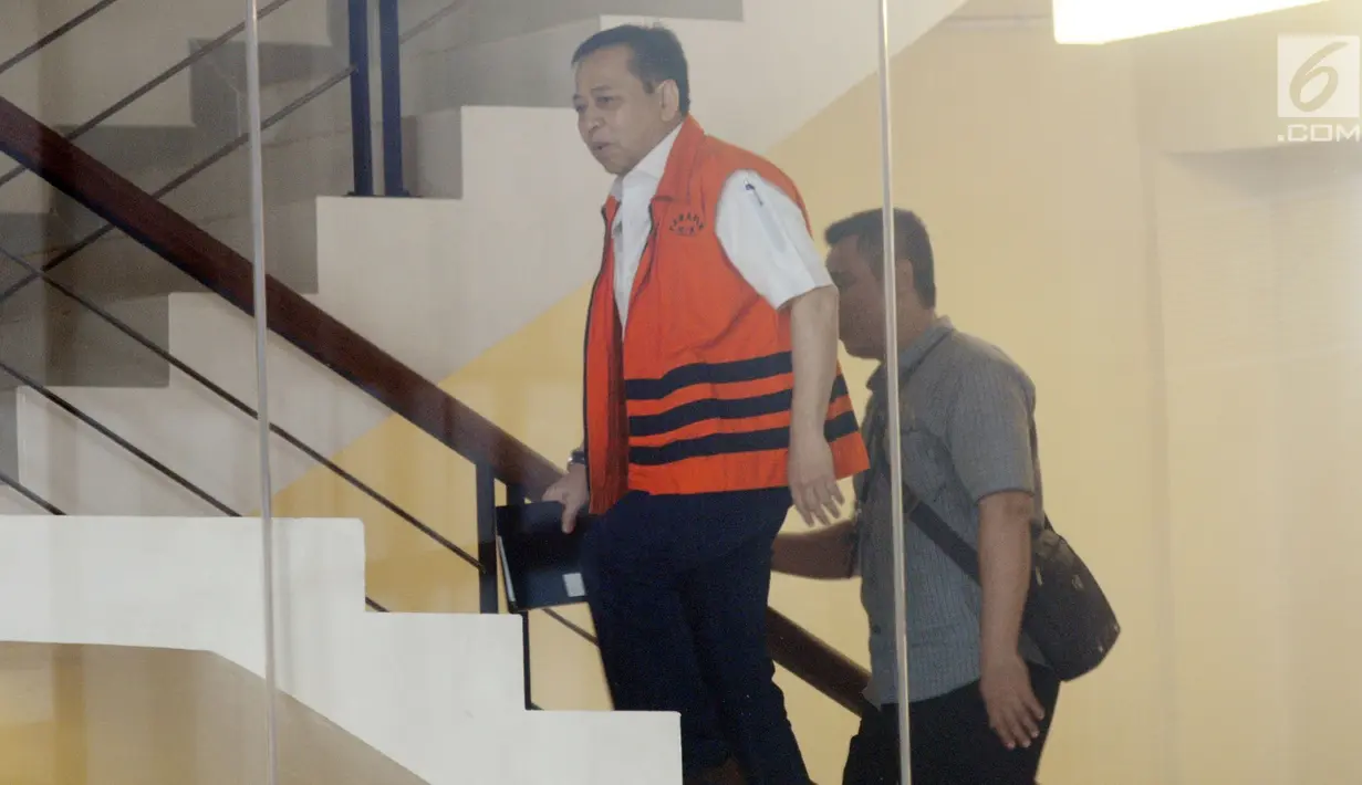 Terdakwa kasus korupsi proyek e-KTP Setya Novanto menuju ruang penyidik untuk menjalani pemeriksaan lanjutan di gedung KPK, Jakarta, senin (26/03). (Merdeka.com/Dwi Narwoko)