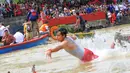 Warga Tangerang tampak asyik menyaksikan perlombaan tangkap bebek di bibir Sungai Cisadane, Kota Tangerang, Senin (2/6/14). (Liputan6.com/Faisal R Syam)