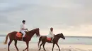Pemain sitkom Tetangga Kok Gitu? asyik menikmati pinggir pantai dengan berkuda usai sang kekasih melamarnya. (Foto: Instagram/@robclintonkardinal)