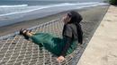 5. Bersantai di pantai, Putri Delina tampil bergaya ala cewek mamba. (Instagram/putridelinaa).