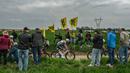 Pembalap Alpecin-Deceuninck, Mathieu van der Poel memacu sepedanya dalam ajang Paris Roubaix 2025 pada Minggu (13/04/2025) waktu setempat. Van der Poel menyelesaikan balapan yang menempuh jarak 259,2 km antara Compiegne hingga Roubaix, Prancis dengan catatan waktu 5 jam 27 menit 27 detik. (AFP/Jeff Pachoud)