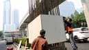 Petugas bersiap untuk memasang banner KTT ASEAN pada tiang monorel di kawasan Jalan Rasuna Said, Jakarta, Minggu (3/9/2023). Pemasangan banner pada 100 tiang monorel tersebut dilakukan guna menyambut penyelenggaraan KTT ASEAN ke-43 yang digelar pada 5-7 September 2023 di Jakarta. (Liputan6.com/Herman Zakharia)