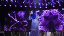 Siti Nurhaliza saat tampil dalam acara Konser Raya 22 Tahun Indosiar. Ultah ke-22 Indosiar itu berlangsung di Jakarta Convention Center, Senayan, Jakarta, Rabu (11/1/2017) malam. (Adrian Putra/Bintang.com)