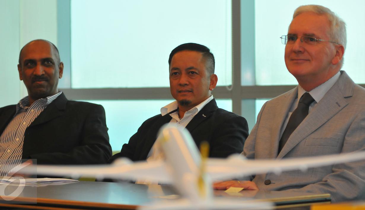 Chairman of Royal Brunei Airlines, Mr. Dermot Mannion (kanan) saat berkunjung ke Indosiar, Jakarta, Senin (16/11/2015). Royal Brunei Airlines menjalin kerjasama dengan Indosiar sebagai sponsor program D'Academy Asia. (Liputan6.com/Faisal R Syam)