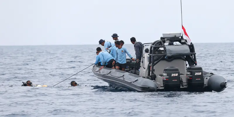 Aksi Pasukan Katak TNI AL Cari Korban Lion Air Jatuh