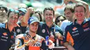 Pemalap Repsol Honda Team, Dani Pedrosa  saat bersama timnya usai balapan, Dani meraih Pole pada sesi kualifikasi MotoGP Catalunya di Circuit de Catalunya, Montmelo, (10/6/2017). (AFP/Josep Lago)