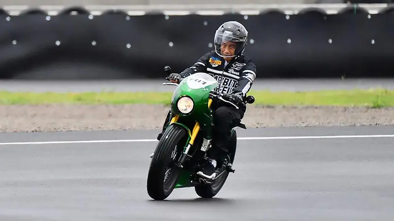 Foto: Start Paling Depan, Presiden Jokowi Jajal Sirkuit Mandalika Naik Motor RI 1