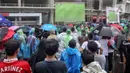 Suporter Timnas Indonesia memenuhi pintu masuk hingga ke area Garuda Store di kawasan lingkar luar Stadion Utama Gelora Bung Karno, Jakarta. (Liputan6.com/Angga Yuniar)