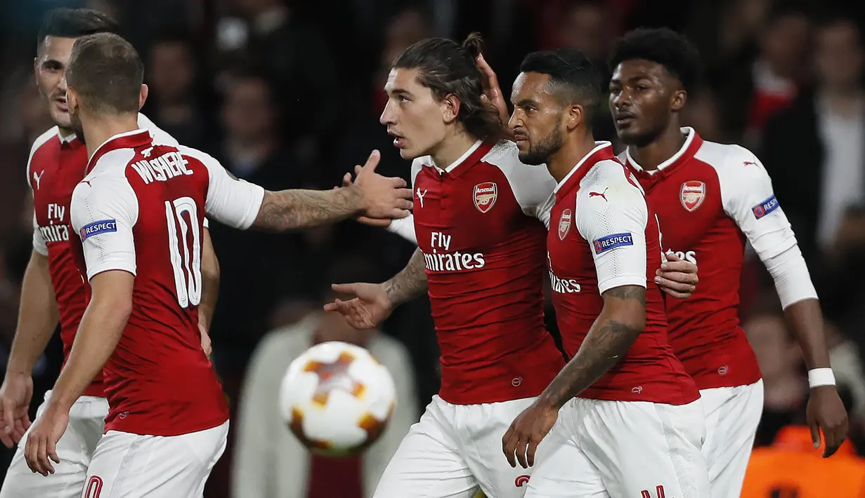 Para pemain Arsenal merayakan gol yang dicetak Hector Bellerin ke gawang FC Cologne pada laga Liga Europa di Stadion Emirates, London, Rabu (14/9/2017). Arsenal menang 3-1 atas Cologne. (AP/Kirsty Wigglesworth)