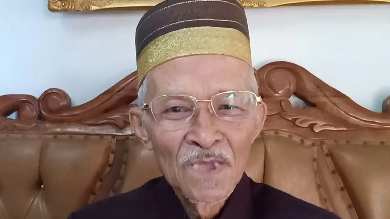 Ketua Dewan Adat Bate Salapang Kerajaan Gowa, Abd. Razak Tate imbau warga Gowa tak terhasut isu people power (Liputan6.com/ Eka Hakim)