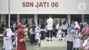 Orang tua mendampingi anaknya saat hari pertama Masa Pengenalan Lingkungan Sekolah (MPLS) di Sekolah Dasar (SD) Negeri Jati 06 Pagi, Pulogadung, Jakarta Timur, Senin (11/7/2022). (merdeka.com/Iqbal S. Nugroho)