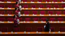 Wanita-wanita cantik membawa termos air panas untuk teh pada pembukaan Kongres Rakyat Nasional di Aula Besar Rakyat, Beijing, Senin (19/3). Selain cantik, mereka juga tampil kompak dalam menuangkan teh untuk peserta kongres. (AFP PHOTO/NICOLAS ASFOURI)