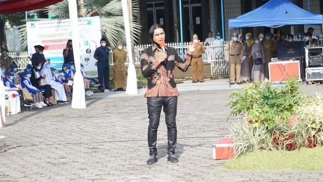 Dengan penuh ceria Charly Van Houten mengajak para siswa di Garut, Jawa Barat untuk kembali bersekolah Juni mendatang, dalam gerakan Ayo Masuk Sekolah.