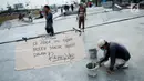 Tanda larangan untuk bermain skateboard di arena skateboard di Kalijodo, Jakarta, Jumat (2/6). (Liputan6.com/Gempur M Surya)