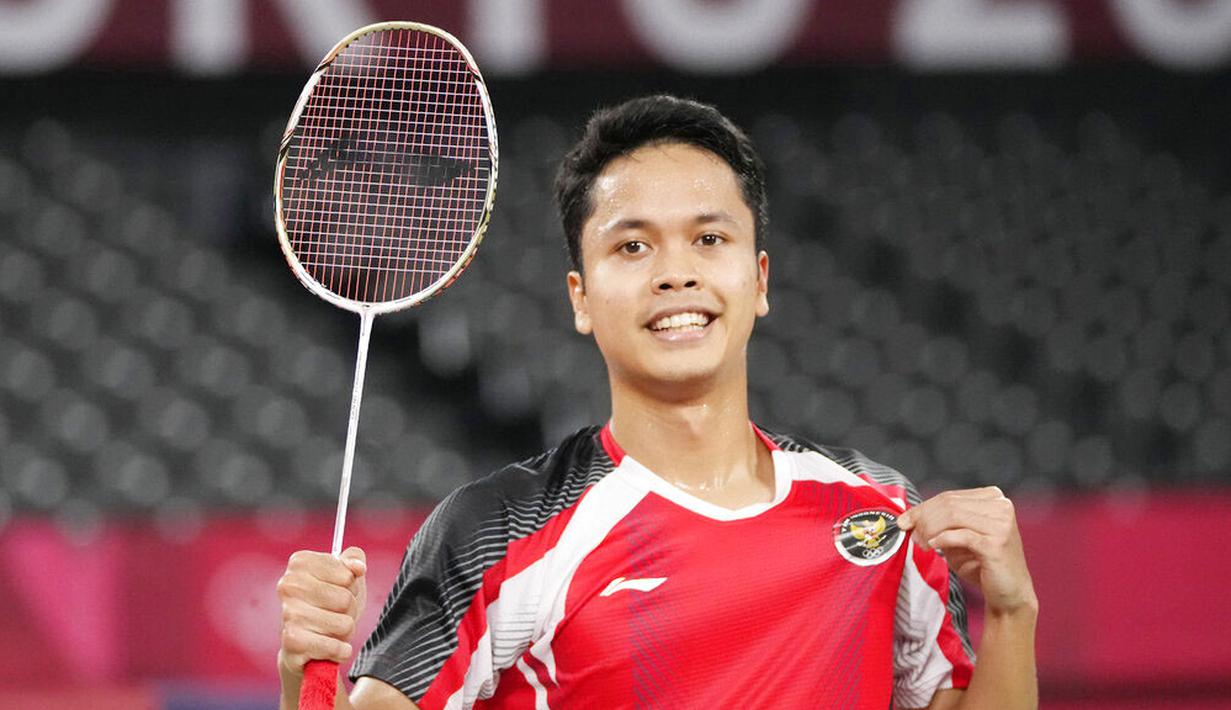 Anthony Sinisuka - Tunggal putra andalan Indonesia ini akhirnya menyumbang medali perunggu di Olimpiade Tokyo 2020. Ia sukses membungkam wakil Guetamalan Guatemala, Kevin Cordon lewat permainan dua gim 21-11, 21-13. (Foto/AP/Markus Schreiber)