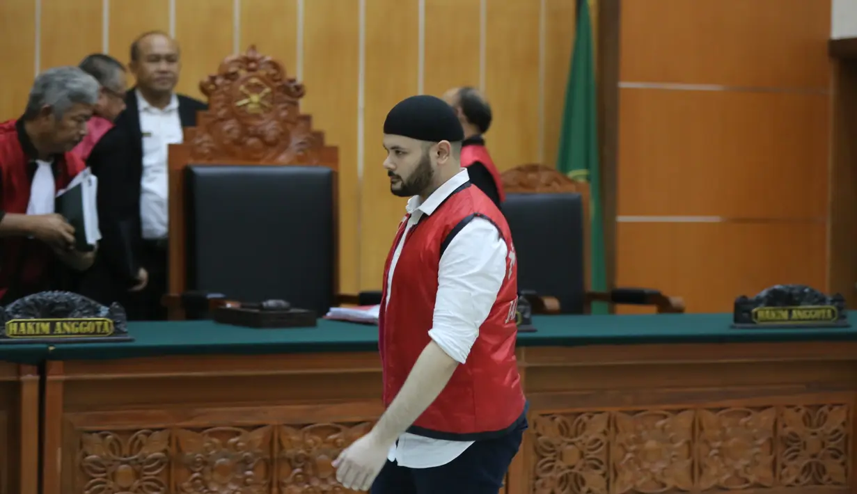 Penyanyi Ridho Rhoma kembali menjalani sidang terkait kasus narkoba. Dalam sidang kali ini beragendakan mendengarkan kesaksikan terdakwa Ridho Rhoma. Anak penyanyi dangdut Rhoma Irama itu juga mengaku menyesal. (Adrian Putra/Bintang.com)