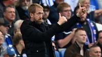 Graham Potter. Pelatih asal Inggris berusia 47 tahun ini baru saja didatangkan Chelsea dari Brighton and Hove Albion saat musim 2022/2023 telah berjalan. Ia menggantikan posisi Thomas Tuchel yag performanya menurun drastis di awal usim 2022/2023 dengan dua kali kalah di Liga Inggris serta takluk dari Dinamo Zagreb di matchday pertama fase grup Liga Champions. Chelsea harus mengeluarkan biaya 18,4 juta euro atau setara Rp277 miliar untuk mengikatnya dengan durasi kontrak 5 tahun dan menempati posisi kedua sebagai pelatih termahal sepanjang sejarah. (AFP/Glyn Kirk)