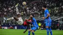Milan masih mampu mendominasi jalannya laga. Bahkan pada menit ke-38, mereka nyaris mencetak gol melalui Leao. Sayangnya tendangan akrobatik pemain Portugal itu dari ujung kotak penalti cuma menghantam mistar gawang. (AFP/Miguel Medina)