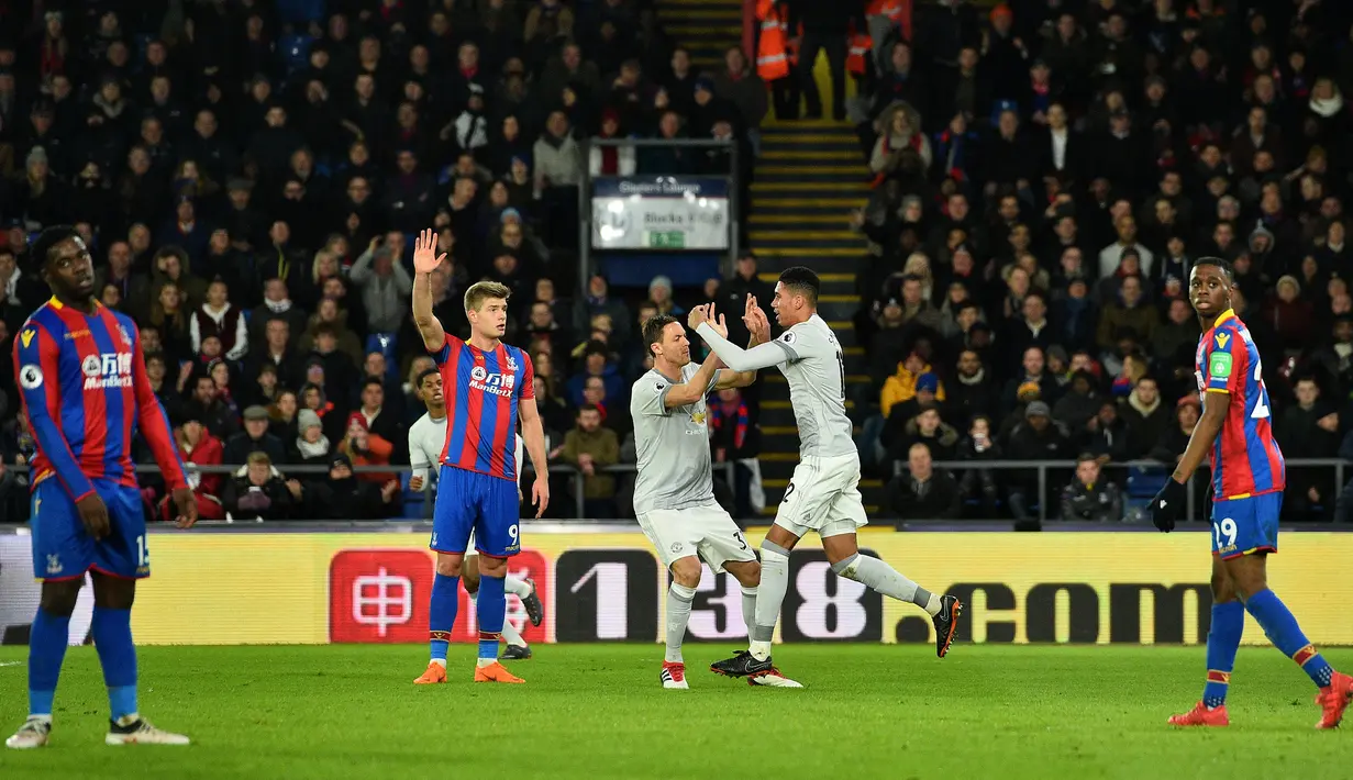 Bek Manchester United Chris Smalling merayakan gol pertama untuk timnya saat melawan Crystal Palace dalam pertandingan Liga Inggris di Selhurst Park, London (5/3). Chris Smalling berhasil mencetak gol pada menit ke-55. (AFP Photo/Glyn Kirk)