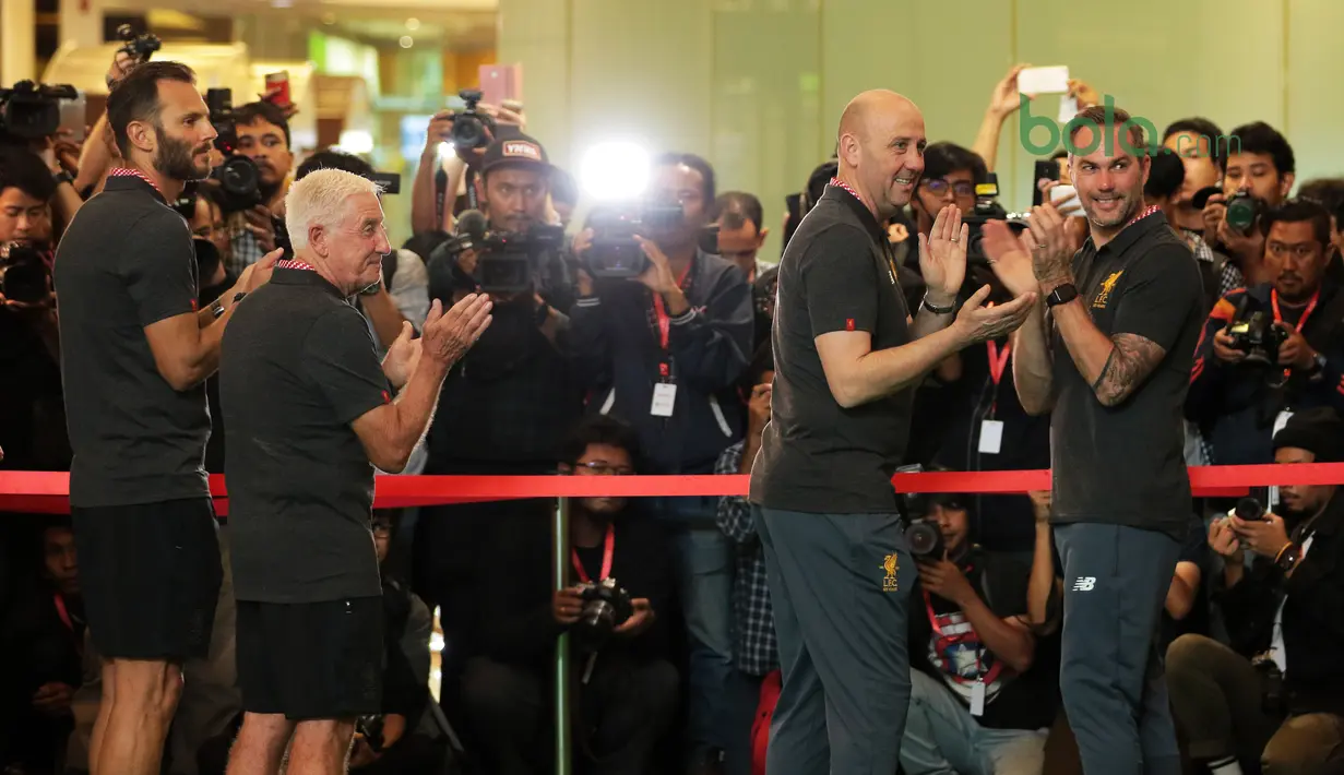 Legenda Liverpool, Patrik Berger, Roy Evans, Gary McAllister, Jason McAteer hadir pada acara LFC World Tour Jakarta di Mal Taman Angrek, Jakarta (08/03/2018). Kegiatan tersebut untuk membawa Liverpool lebih dekat kepada fans. (Bola.com/Nick Hanoatubun)