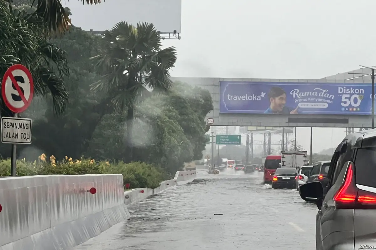 Imbas tingginya curah hujan sejak dua hari terakhir, terpantau munculnya genangan air setinggi 10 cm di ruas Tol Sedyatmo arah Bandara Soekarno-Hatta (Soetta), muka dari Km 26 dan arah Jakarta di Km 25+100 dan Km 31.