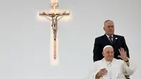 Melihat detail jubah Salib Nusantara yang dikenakan Paus Fransiskus saat pimpin Misa Akbar (@franciscus)
