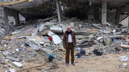 Hussein Abu Elba, 70 tahun, berpose di depan rumahnya yang hancur di Jabalia, Jalur Gaza utara, pada 9 Februari 2025. (Bashar TALEB/AFP)