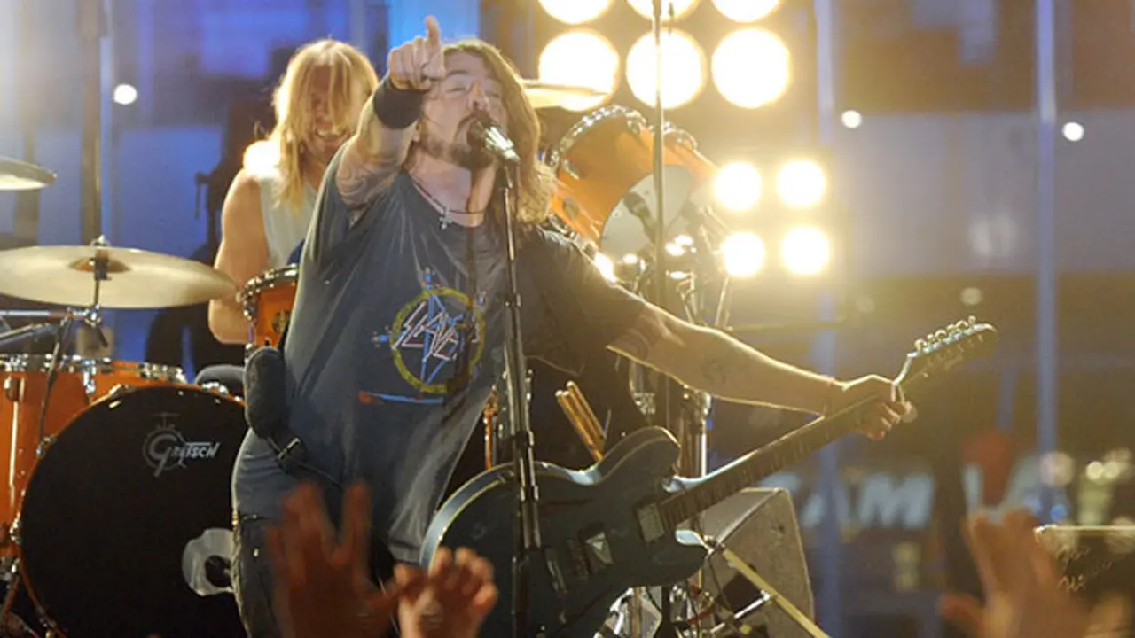 foo-fighter-131127c.jpg