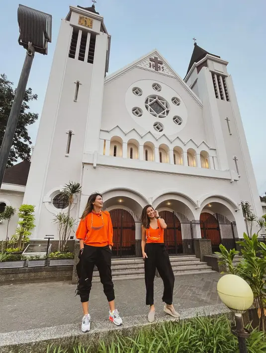 <p>Gaya couple duo bestie dengan perpaduan warna orange dan hitam. Luna Maya terlihat memakai koleksi celana bergaya utilitarian dan Marianner Rumantir mengenakan celana berpotongan loose. (Foto: Instagram @mariannerumantir)</p>