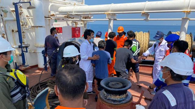 16 ABK berhasil selamat dari kapal nelayan terbakar di Laut Jawa, Bangka Belitung, Kamis (15/4/2021). (Liputan6.com/Ahmad Adirin)