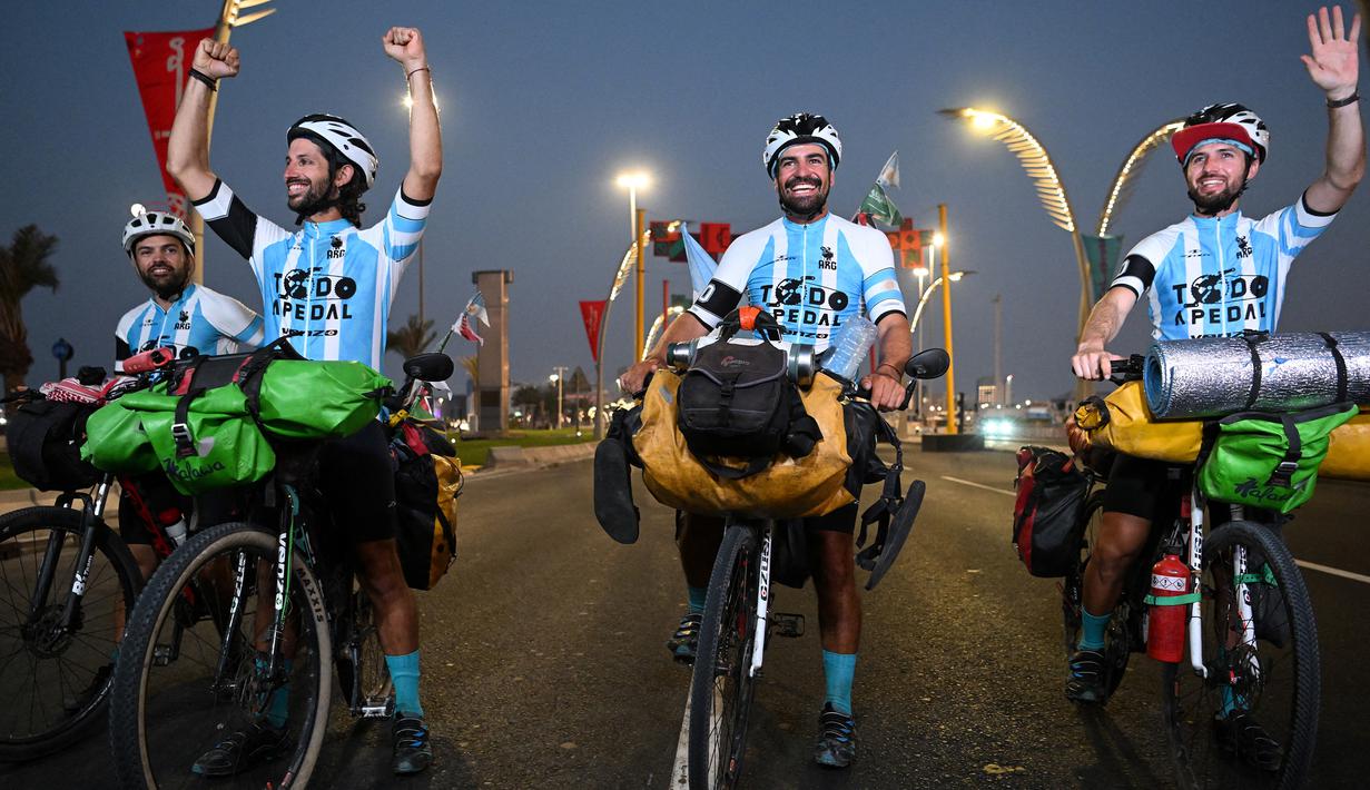 Sebagai salah satu tim unggulan di ajang Piala Dunia 2022 Qatar yang kurang dari dua minggu lagi akan dimulai, Argentina terus mendapat dukungan dari para fansnya. Kali ini support datang dari empat pesepeda asal Argentina yang melakukan tur lintas benua menuju Qatar. (AFP/Kirill Kudryavtsev)
