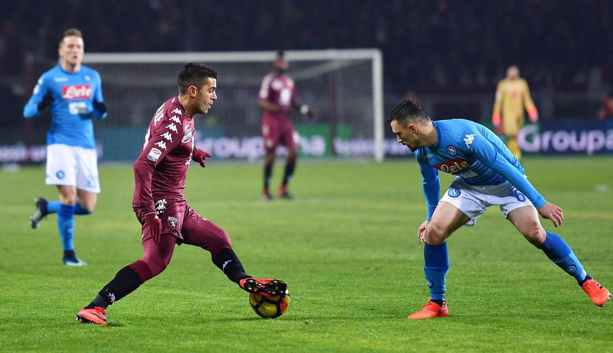 Striker Torino, Iago Falque, berusaha melewati bek Napoli, Mario Rui, pada laga Serie A di Stadion Olimpico Grande Torino, Sabtu (16/12/2017). Napoli menang 3-1 atas Torino. (AP/Alessandro Di Marco)