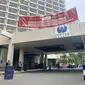 Pusat Pengelolaan Kompleks Gelora Bung Karno (PPKGBK) resmi memasang pelang dan spanduk di kawasan Hotel Sultan, Jakarta Pusat, pada Rabu (4/10/2023). (Liputan6.com/ Ady Anugrahadi)