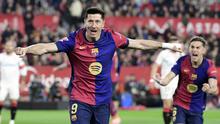 Striker Barcelona, Robert Lewandowski melakukan selebrasi setelah membobol gawang Sevilla dalam lanjutan Liga Spanyol di Stadion Ramon Sanchez Pizjuan, Senin (10/2/2025) dini hari WIB. (CRISTINA QUICLER / AFP)